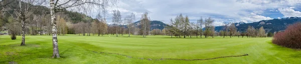 Campo de golfe nas montanhas — Fotografia de Stock