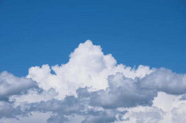 Blauer Himmel und weiße Wolken — Stockfoto