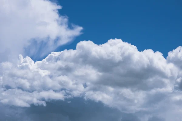 Blauer Himmel und weiße Wolken — Stockfoto