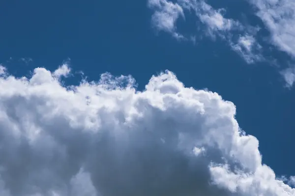 Ciel bleu et nuages blancs — Photo