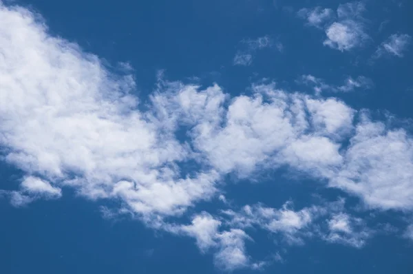 Ciel bleu et nuages blancs — Photo