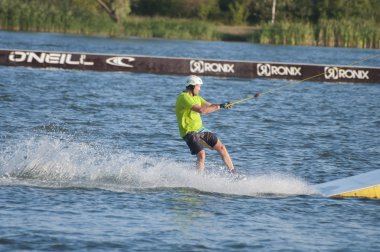 Wakeboard göl kenarında üzerinde Wakeboarder rides