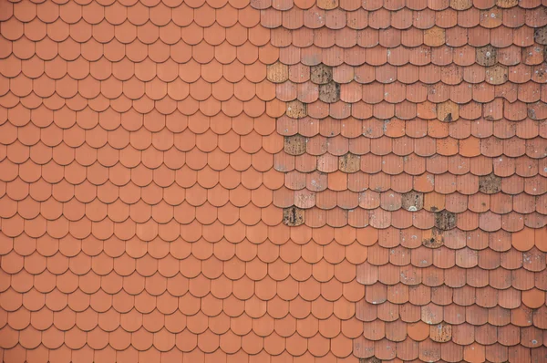 New and old roof shingles — Stock Photo, Image