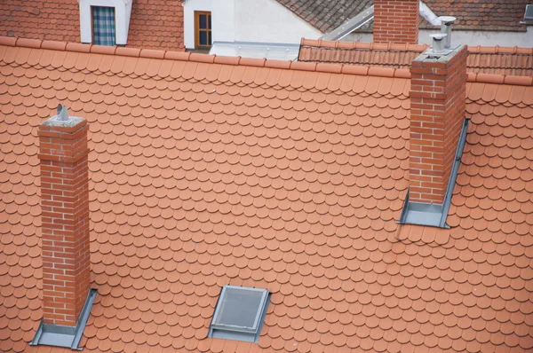 Telhado telhas laranja com chaminé — Fotografia de Stock