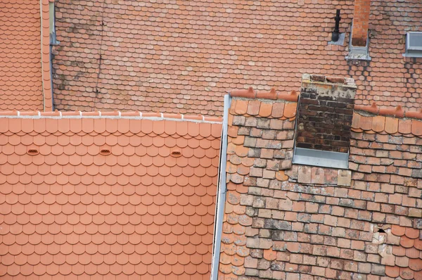 Оранжевая черепица на крыше с дымоходом — стоковое фото