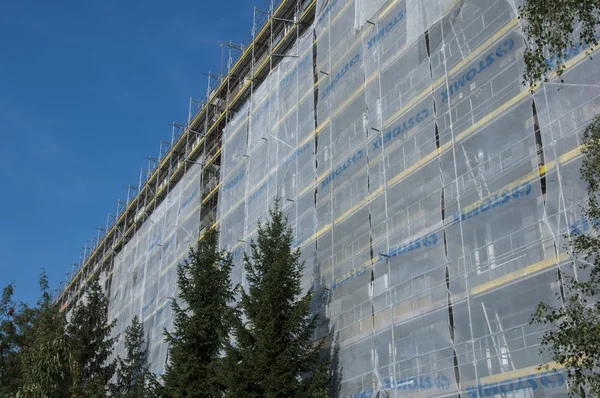 Renovating of house. Scaffolding on building — Stock Photo, Image