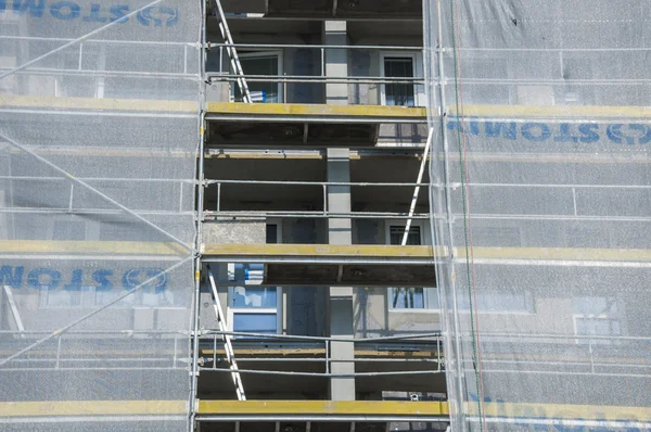 Renovating of house. Scaffolding on building — Stock Photo, Image