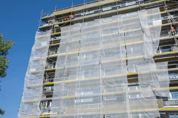 Renovating of house. Scaffolding on building — Stock Photo, Image