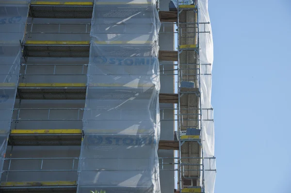 Renovating of house. Scaffolding on building — Stock Photo, Image