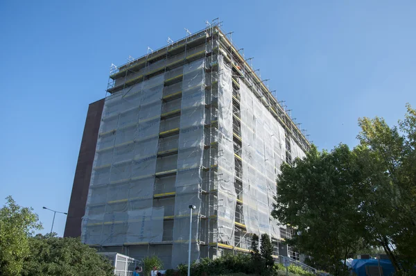 Renovación de la casa. Andamios en el edificio — Foto de Stock