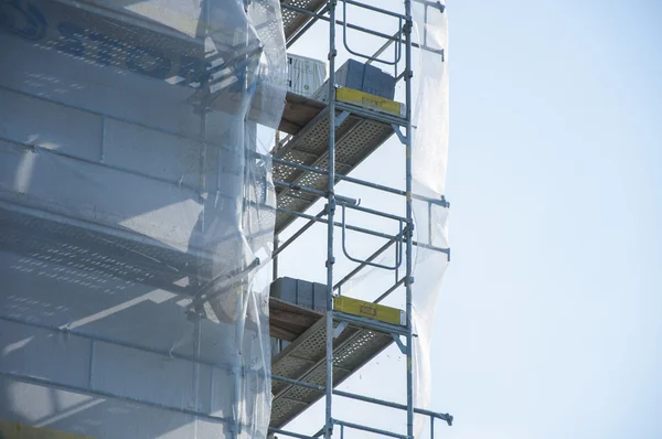 Renovatie van huis. Steigers op gebouw — Stockfoto