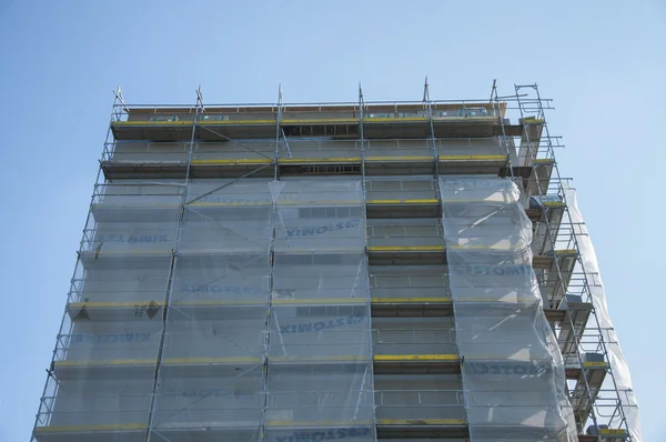 Renovating of house. Scaffolding on building — Stock Photo, Image