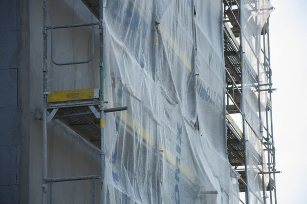 Renovating of house. Scaffolding on building — Stock Photo, Image