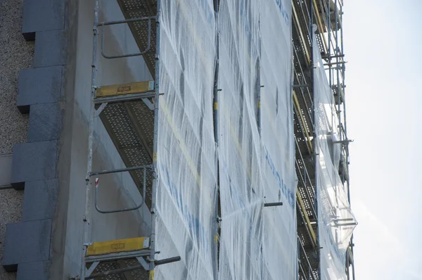 Renovación de la casa. Andamios en el edificio — Foto de Stock