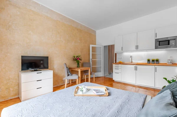 Prague Czech Republic 2020 Studio Accommodation Cozy Bed Modern Kitchen — Foto de Stock