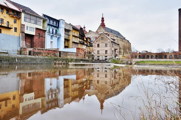 Stad spiegel in rivier — Stockfoto