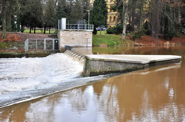 Weir op rivier — Stockfoto