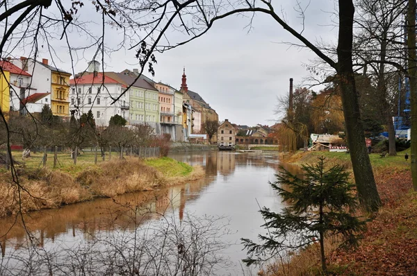 Staden spegel i floden — Stockfoto