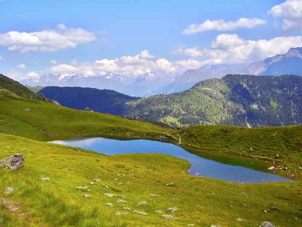 Alpes paisaje fluvial — Foto de Stock