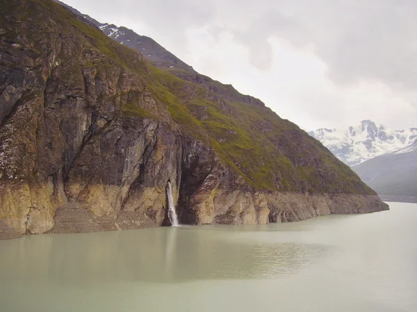 Alpes paisaje fluvial — Foto de Stock