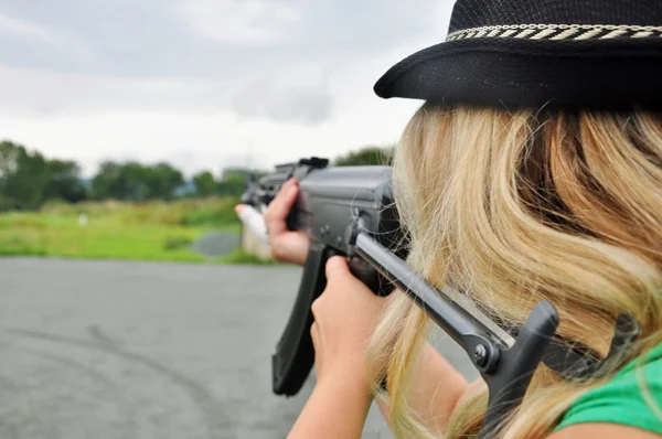 Woman with gun — Stock Photo, Image