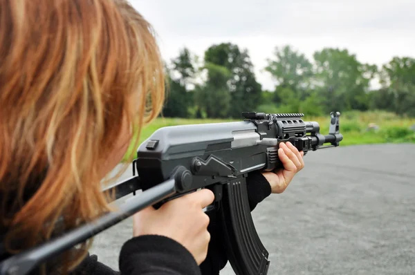 Woman with gun — Stock Photo, Image