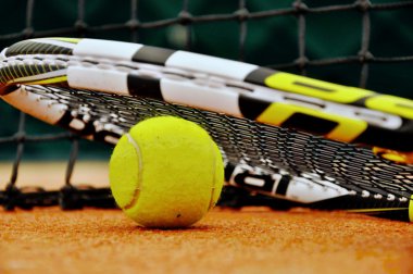 tenis raketi ve top
