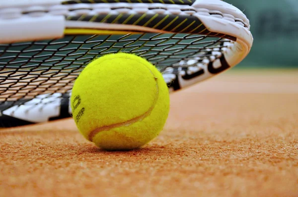テニスラケットとボール — ストック写真