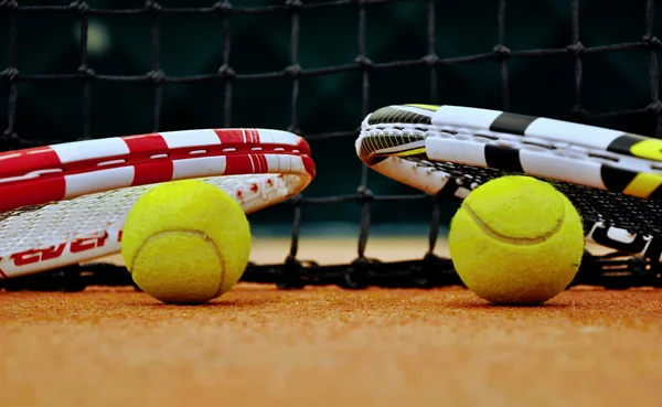 Raquete de tênis e bola — Fotografia de Stock