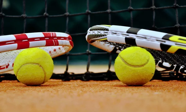 Raqueta de tenis y pelota —  Fotos de Stock