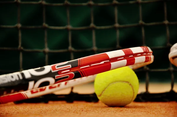 टेनिस रॅकेट आणि चेंडू — स्टॉक फोटो, इमेज