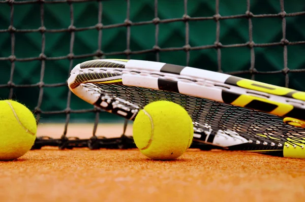 Raqueta de tenis y pelota —  Fotos de Stock