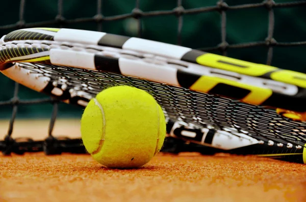 Raqueta de tenis y pelota — Foto de Stock