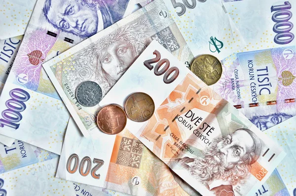 Bir sürü çek banknotlar taçlar