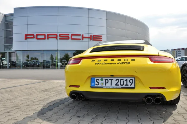 Rückseite gelber Porsche 911 carrera 4 gts — Stockfoto