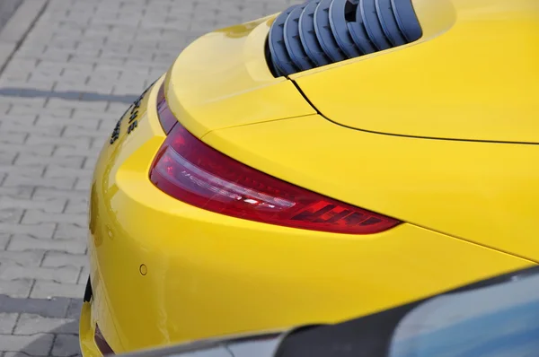 Volver de Porsche 911 Carrera 4 GTS amarillo — Foto de Stock