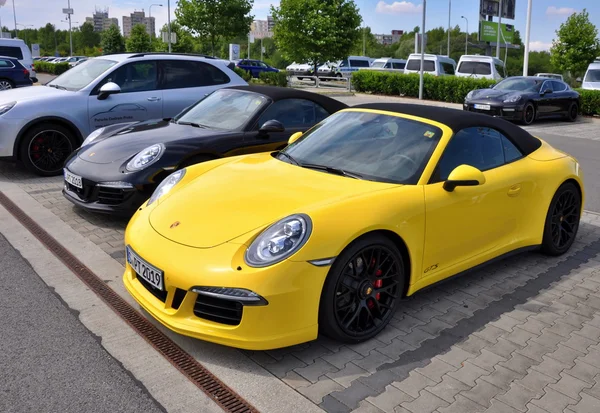 Nero e giallo Porsche 911 Carrera 4 GTS — Foto Stock