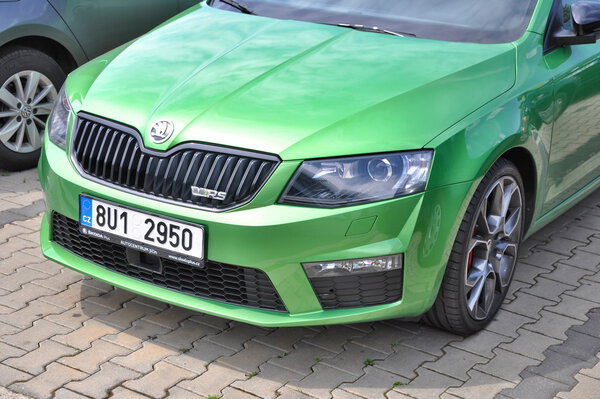 Зеленая Skoda Octavia RS
