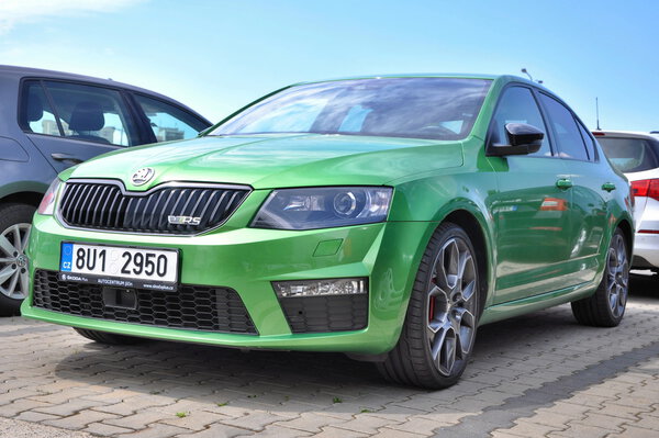 Зеленая Skoda Octavia RS
