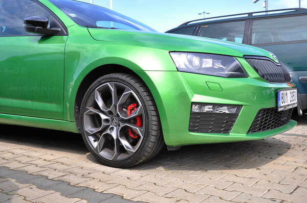 Зеленая Skoda Octavia RS
