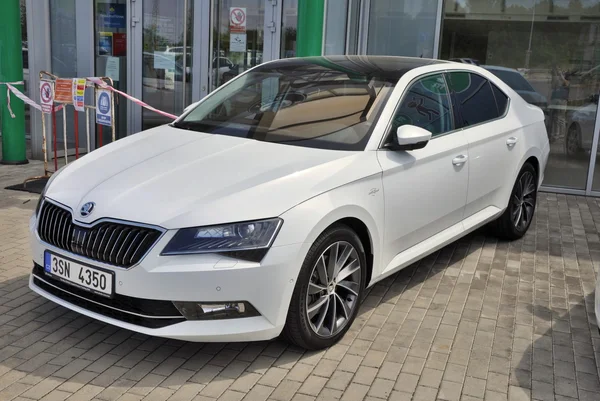 Skoda Superb in front of car store — Stock Photo, Image