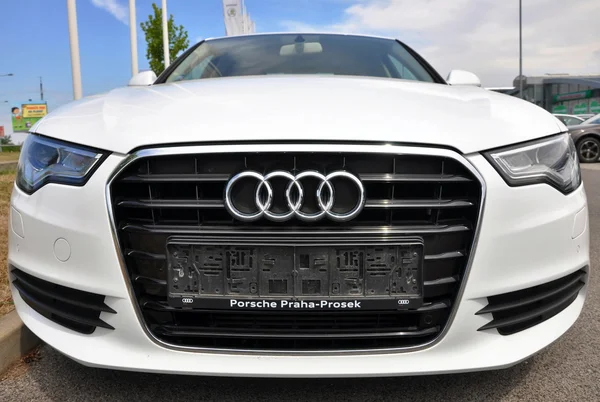 White Audi A6 — Zdjęcie stockowe