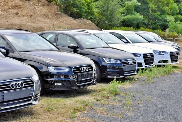 Cars Audi parks in row — Stok fotoğraf