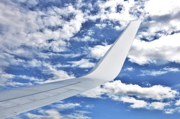Wolken hemel met vleugel van een vliegtuig — Stockfoto