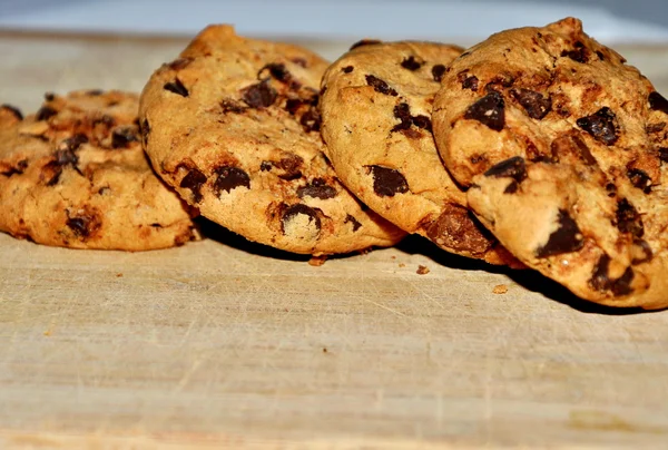 Biscotti al cioccolato su sfondo — Foto Stock