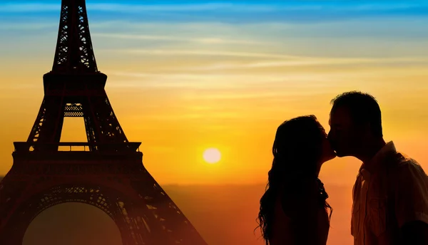 Arkadan aydınlatmalı sevgi dolu çift balayı Paris — Stok fotoğraf