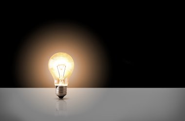 Siyah arka plan üzerine bir akkor ampul