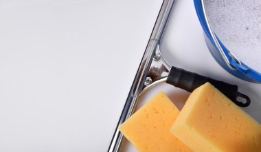 Pencere temizleme araçları beyaz masa Üstten Görünüm