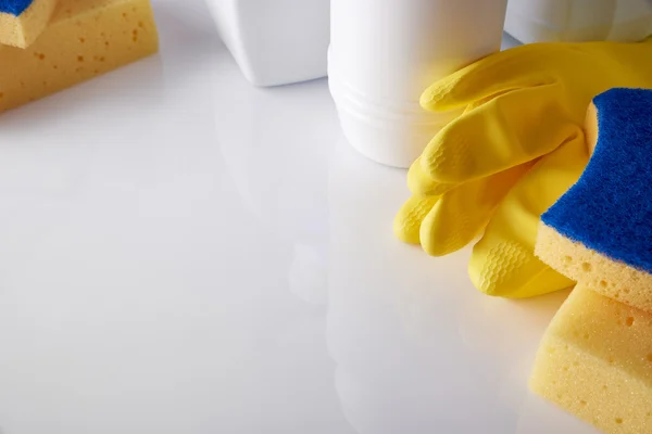 Equipamento de limpeza profissional na mesa vista elevada — Fotografia de Stock