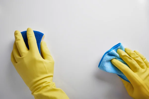 Handen van schoonmaakpersoneel met doek en het vlies werken — Stockfoto